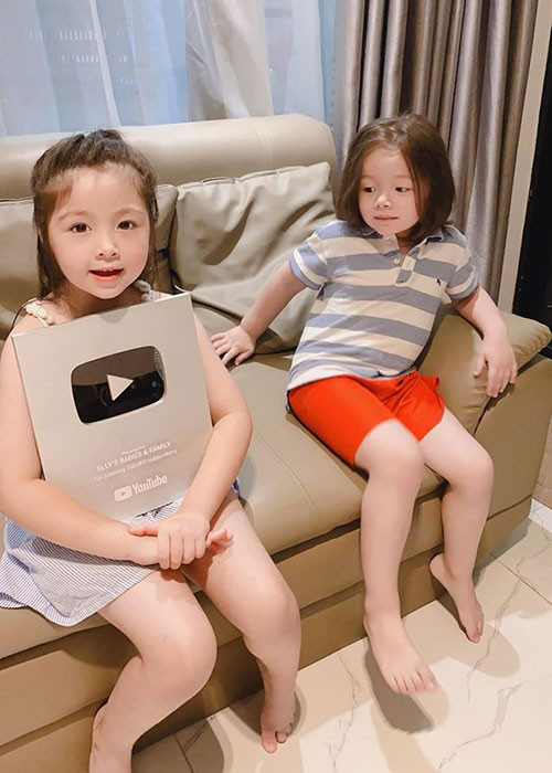 Nhiều khán giả nhận xét càng lớn, bé Túc Mạch càng giống chị gái.