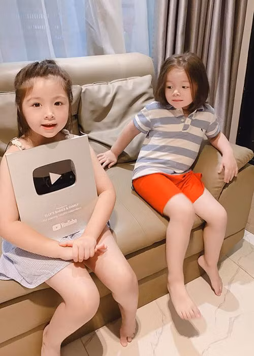 Nhiều khán giả nhận xét càng lớn, bé Túc Mạch càng giống chị gái.