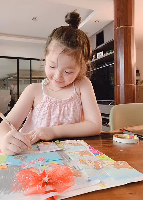 Con gái của Elly Trần được yêu mến bởi vẻ xinh xắn với nước da trắng, mái tóc nâu xoăn tự nhiên, đôi mắt to tròn, miệng hồng chúm chím.