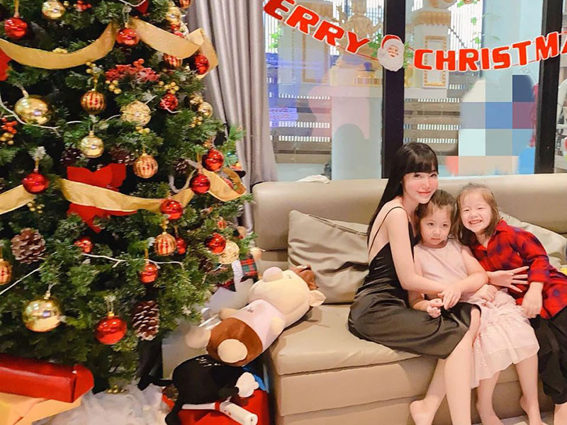 Cậu quý tử nhà Elly Trần hiện tại được mẹ để tóc khá dài.