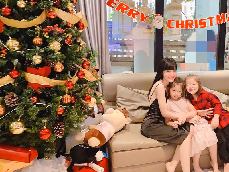 Cậu quý tử nhà Elly Trần hiện tại được mẹ để tóc khá dài.