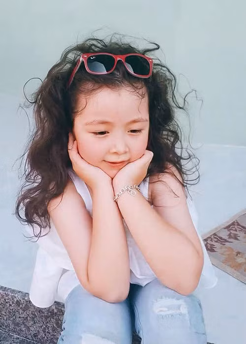 Elly Trần chia sẻ hình ảnh bé Mộc Trà nhiều hơn bé Túc Mạch trên trang fanpage.