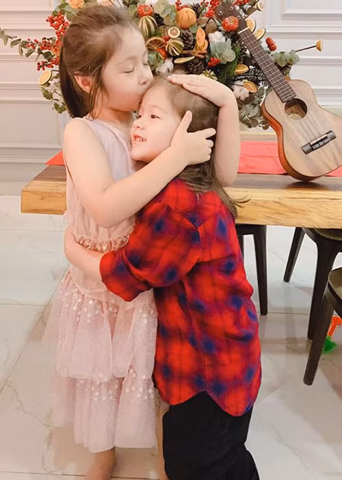 Túc Mạch sở hữu vẻ đẹp lai Tây giống Mộc Trà.