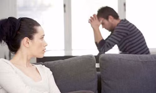 Vo dut khoat khong ban nha cuu bo chong bi ung thu, chong nghen dang