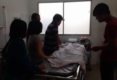 “Hung than” xe ben can chet be 2 tuoi va ong ngoai-Hinh-2