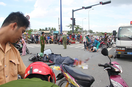 Xe ben can chet 2 ong chau: Tieng khoc xe long!-Hinh-3