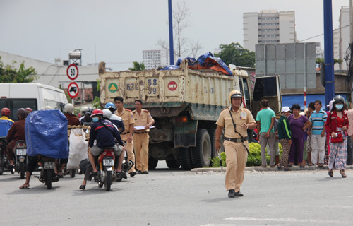 Xe ben can chet 2 ong chau: Tieng khoc xe long!-Hinh-2