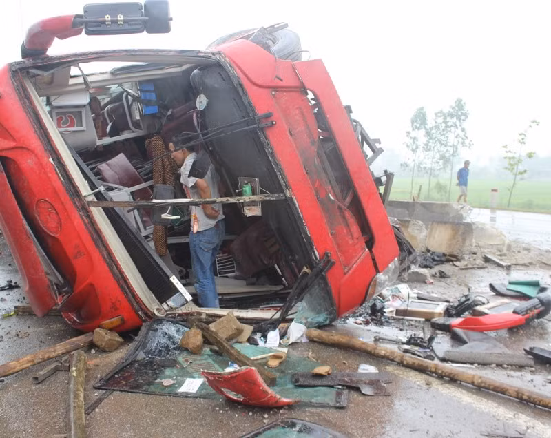 Tại hiện trường, chiếc xe khách tai nạn bị hư hỏng gần như hoàn toàn, một loạt tấm bê tông dải phân cách giữa bị ủi bay. Nhiều vết máu lẫn vào các đồ vật cũng như xuất hiện trên mặt đường.