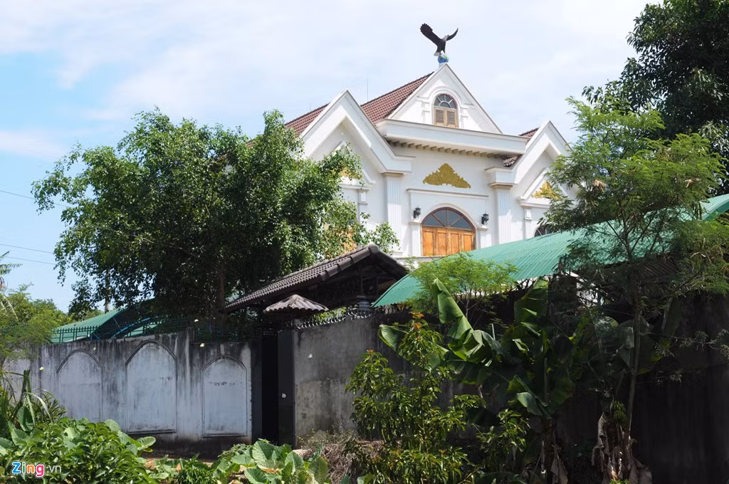 Trong đơn trình bày với cơ quan chức năng, bà Quách Thị Tuất (vợ ông Kỷ), cho rằng khu vực trên là vùng sâu hẻo lánh, mọi người đều làm nhà và sinh sống trên đất nông nghiệp nên gia đình mới tin tưởng, mạnh dạn đầu tư xây dựng theo. Nay bà thừa nhận việc xây nhà trên đất nông nghiệp là trái với quy định của Nhà nước.