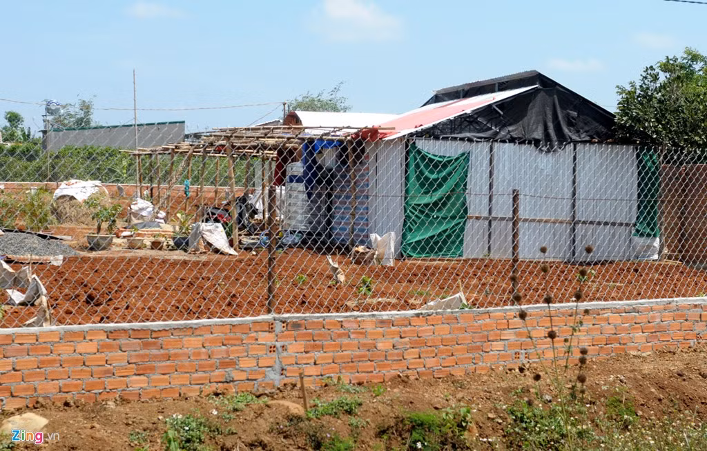 Trao đổi với Zing.vn chiều 4/4, ông Vũ Văn Hưng, Phó chủ tịch UBND TP Buôn Ma Thuột, cho biết sau khi phát hiện trường hợp gia đình ông Kỷ xây biệt thự trên đất nông nghiệp, địa phương đã yêu cầu tất cả các xã, phường lập tổ công tác rà soát, phân loại từng trường hợp xây công trình trái phép, xây nhà ở trên đất nông nghiệp để xử lý theo quy định (tùy theo mức độ sai phạm).