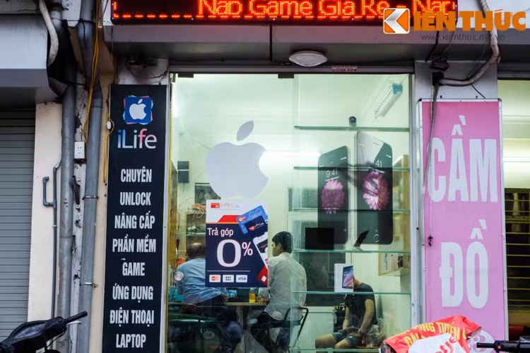 Đồng quan điểm với chủ cửa hàng ở Thái Hà vừa nêu trên, anh Sơn (một nhân viên sửa chữa điện thoại lâu năm ở Hà Nội) cũng bày tỏ: "Đúng là việc sử dụng hình ảnh bản quyền của hãng này thì rất nổi. Nhưng nếu có vấn đề về pháp lý thì chắc phải tháo hoặc sửa biển quảng cáo".