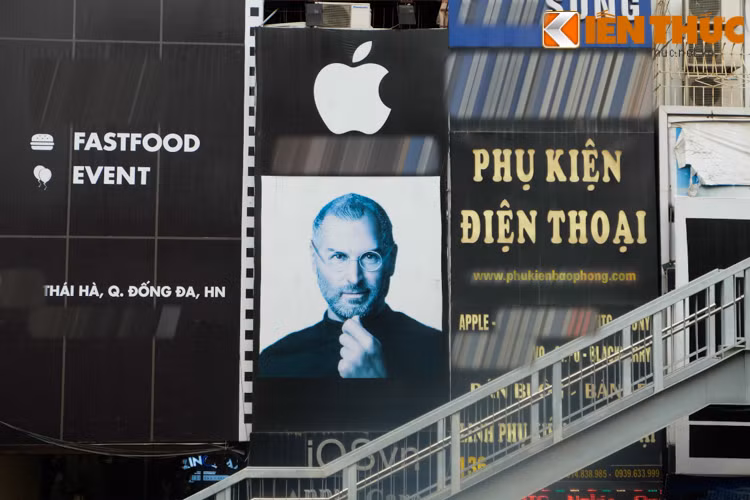 Trên đường phố, người ta dễ dàng bắt gặp những biển quảng cáo in hình quả táo cắn dở độc quyền của Apple cũng như những dòng quảng cáo thu hút về các sản phẩm của hãng này như iPhone, iPad, Macbook..