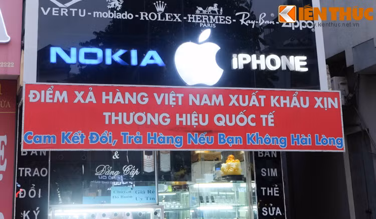 Các tấm biển quảng cáo có logo quả táo của Apple xuất hiện nhan nhản trên nhiều con phố vốn được xem là "đại bản doanh công nghệ" của Hà Nội như Thái Hà, Cầu Giấy, Lê Thanh Nghị...
