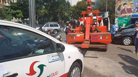 Các biển quảng cáo lấn chiếm vỉa hè đều được gỡ xuống. Xe đỗ sai quy định đều bị cẩu về trụ sở công an. Ảnh: Tiền Phong.