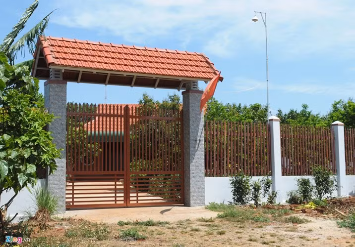 Không chỉ có gia đình ông Kỷ xây biệt thự trái phép trên đất nông nghiệp mà nhiều người dân ở đây cũng có việc làm tương tự. Lãnh đạo phường Ea Tam (Buôn Ma Thuột) nói rằng cạnh biệt thự xây trái phép của vợ Phó ban Nội chính Tỉnh ủy Đắk Lắk có nhiều nhà trên đất nông nghiệp. Ảnh: Zing.