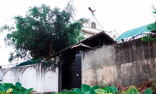 Ông Kỷ thừa nhận kết luận của Ủy Ban kiểm tra tỉnh ủy việc mình xây dựng trên đất nông nghiệp là đúng nhưng không phải do cố tình. Trong đơn trình bày với cơ quan chức năng, bà Quách Thị Tuất (vợ ông Kỷ), cho rằng khu vực trên là vùng sâu hẻo lánh, mọi người đều làm nhà và sinh sống trên đất nông nghiệp nên gia đình mới tin tưởng, mạnh dạn đầu tư xây dựng theo. Nay bà thừa nhận việc xây nhà trên đất nông nghiệp là trái với quy định của Nhà nước. Ảnh: Minh Quý.