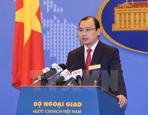 Liên quan đến việc Đài Loan (Trung Quốc) tổ chức tập trận bắn đạn thật ở vùng biển quanh Ba Bình thuộc Quần đảo Trường Sa của Việt Nam, ngày 30/3/2017, người Phát ngôn Bộ Ngoại giao Việt Nam Lê Hải Bình khẳng định: “Việt Nam có đầy đủ bằng chứng lịch sử và căn cứ pháp lý khẳng định chủ quyền đối với hai quần đảo Hoàng Sa và Trường Sa. Việc Đài Loan tổ chức diễn tập bắn đạn thật ở vùng biển xung quanh Ba Bình thuộc quần đảo Trường Sa của Việt Nam là hành động xâm phạm nghiêm trọng chủ quyền của Việt Nam đối với quần đảo này, đe dọa hòa bình, ổn định, an toàn, an ninh hàng hải, gây căng thẳng và làm phức tạp tình hình ở Biển Đông. Việt Nam kiên quyết phản đối và yêu cầu Đài Loan không tái diễn các hành động tương tự”. Ảnh: TTXVN.