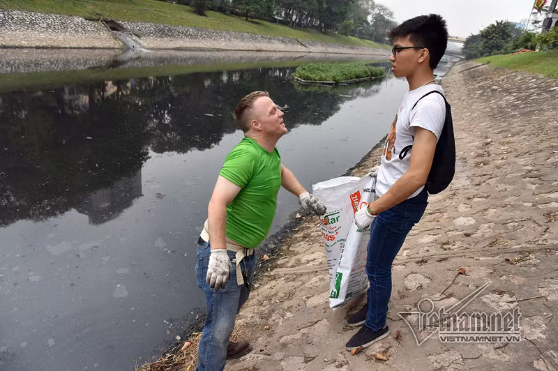 James Joseph Kendall cho biết: "Tôi đã sống ở Việt Nam 4 năm nay, tôi coi Hà Nội như ngôi nhà thứ 2 và tôi muốn làm sạch môi trường nơi đây".