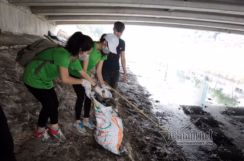 Không chỉ dọn dẹp dọc 2 bên bờ sông, trong sáng nay, các sinh viên tình nguyện đã vớt được rất nhiều rác trôi trên mặt nước.
