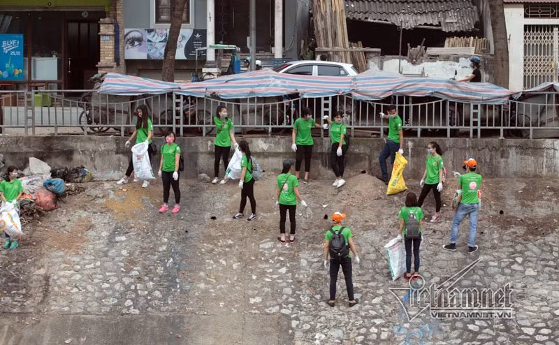 Anh: “Ong Tay moc cong” nhat rac song To Lich-Hinh-2