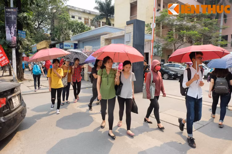 Áo chống nắng, khẩu trang, ô... thành cứu cánh ngày hè.