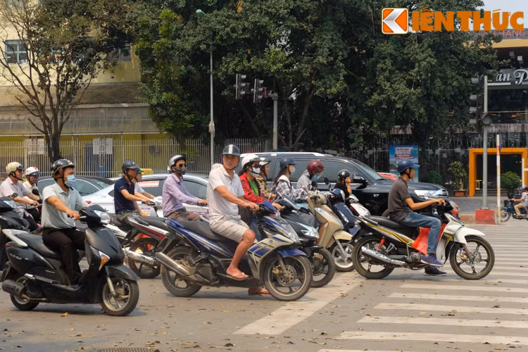 Chờ đèn đỏ lâu dưới nắng nóng là cực hình với nhiều người.