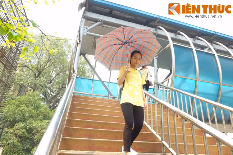 Những thiếu nữ Hà Thành tay ô, tay áo chống chọi với nắng nóng.