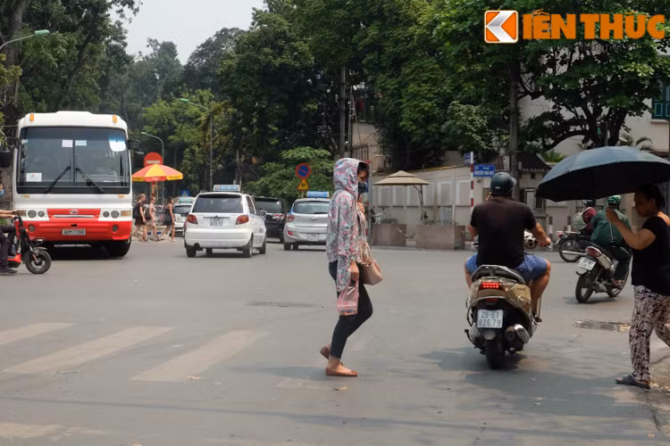 Những người đi bộ cũng vội vã qua đường thật nhanh để không bị cái nắng thiêu đốt.