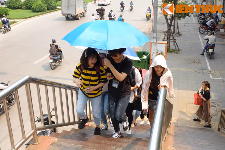 Anh: Thieu nu Ha Thanh “nguy trang” chong nang nong dau mua