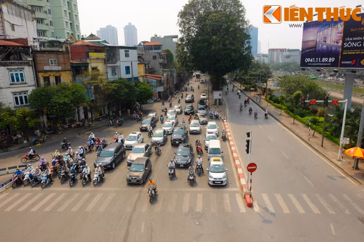 Những điểm chờ tín hiệu đèn giao thông ít bóng cây xanh khiến cái nóng càng thêm gay gắt.