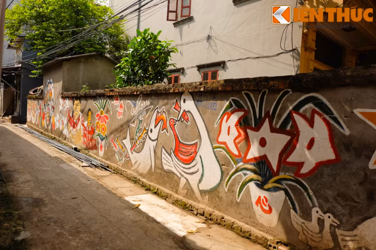 Một người phụ nữ bán hàng trong ngõ Ao Dài chia sẻ: "Người dân ở đây rất thích những hình vẽ của ông cụ. Cụ rất khéo tay, cụ từng nói muốn vẽ cho cả ngõ nhưng vẫn có những ngách không đồng ý nên chủ yếu cụ vẽ ở ngõ 2 và ngõ 3".