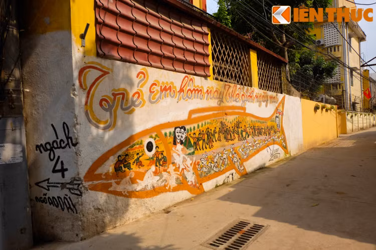 Hình vẽ với khẩu hiệu "Trẻ em hôm nay, thế giới ngày mai".