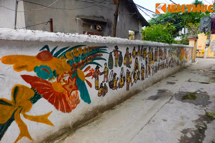 Những con ngõ với tường rêu cũ kỹ trông khác lạ với những bức vẽ của cụ ông 80 tuổi.