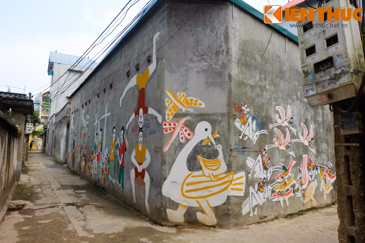 Hiện tại, ở Hà Nội, nhiều con phố, ngõ nhỏ được trang trí khá độc lạ gây sự chú ý của dư luận. Ngoài con ngõ Ao Dài, ở Hà Nội, ngõ 50 Hàng Bạc (Hoàn Kiếm) đang được một người ngoại quốc sơn lại với nhiều mảng tường màu sắc khác nhau.