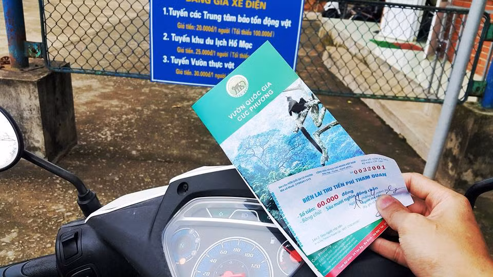 Giá vé vào Vườn Quốc gia Cúc Phương là 60.000 đồng một người. Học sinh, sinh viên có thẻ được giảm giá còn 20.000 đồng/người.