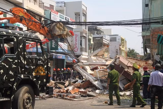Bình Định: Nhà đổ sập, một người văng ra đường tử vong - Hình 3 Binh Dinh: Nha do sap, mot nguoi vang ra duong tu vong-Hinh-3