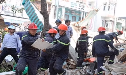 Bình Định: Nhà đổ sập, một người văng ra đường tử vong - Hình 2 Binh Dinh: Nha do sap, mot nguoi vang ra duong tu vong-Hinh-2