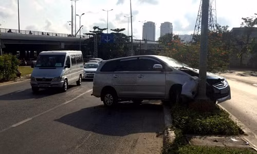 Hang loat oto gap nan vi vet dau loang tren duong Sai Gon