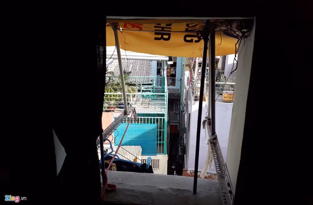 Hộ khác không có ban công nên mở thêm cửa sổ, cơi nới phía sau thành chỗ phơi quần áo.