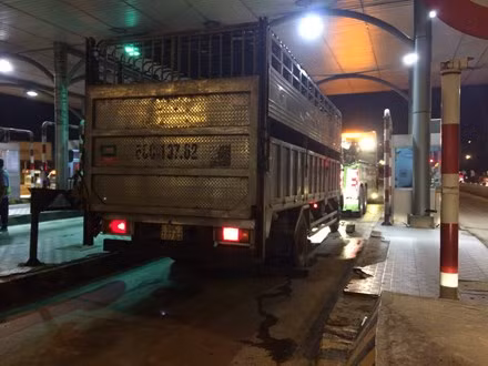 Chiều 16/4, Phòng cảnh sát giao thông Công an Đồng Nai cho biết chủ phương tiện là bà Phạm Thị Thùy Trang đã đến cơ quan chức năng để hợp tác thông tin, xử lý vụ việc. Tài xế lái xe gây tai nạn Trần Mạnh Thông (25 tuổi, quê Hà Tĩnh, thường trú phường Long Bình Tân, TP Biên Hòa, Đồng Nai) đã đến Công an phường Long Bình Tân (TP Biên Hòa, Đồng Nai) đầu thú. Ảnh chiếc xe gây tai nạn (nguồn: Lao động).