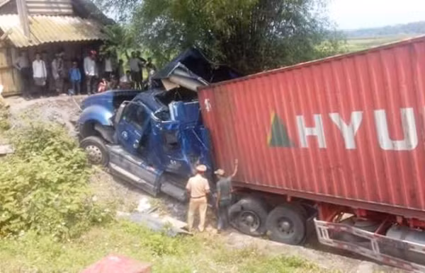 Khoảng 7h00 sáng 11/4, trên đường Hồ Chí Minh, đoạn qua xã Phúc Đồng, huyện Hương Khê, tỉnh Hà Tĩnh, chiếc xe container mất lái rồi lao xuống vệ đường. Tại hiện trường, toàn bộ phần đầu xe bị hư hỏng nặng. Rất may vụ tai nạn không có thương vong về người. Ảnh: Sỹ Hoàng.