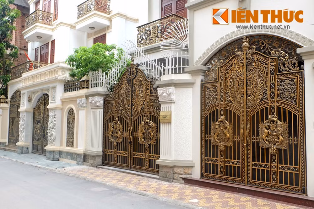 Bộ cổng, hàng rào và ban công "núi tiền" của một đại gia ở Cầu Giấy - Hà Nội.