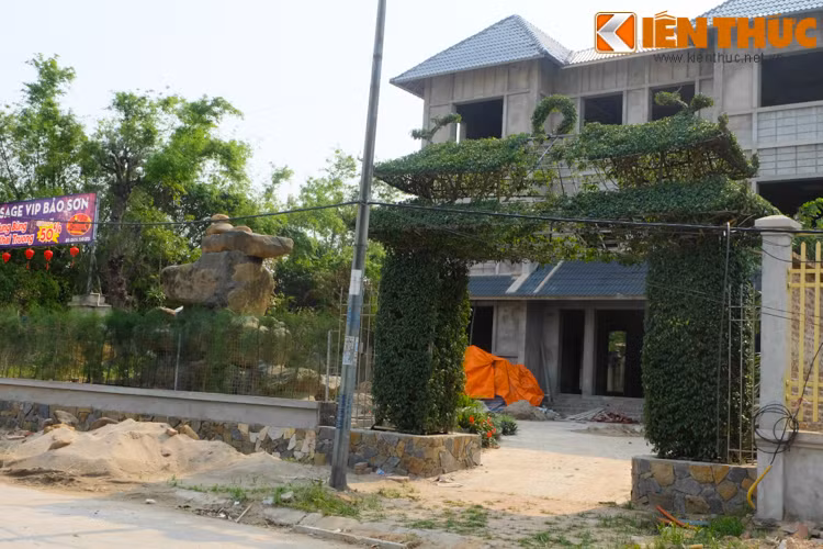 Theo người dân sống gần đây, gia chủ không chỉ làm cổng nhà đẹp mắt bằng cây duối mà còn kết hợp làm hòn non bộ trong khu vực sân, tạo tiểu cảnh độc lạ cho ngôi nhà.