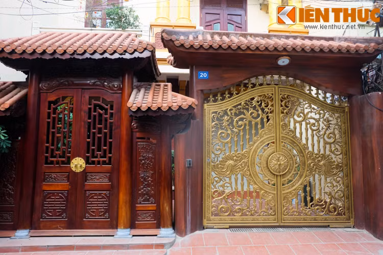 Nằm khuất trong một con ngõ nhỏ trên đường Lạc Long Quân (Hà Nội), một ngôi nhà bề thế gây chú ý nhờ thiết kế cổng độc đáo, kết hợp nhiều yếu tố truyền thống và hiện đại.