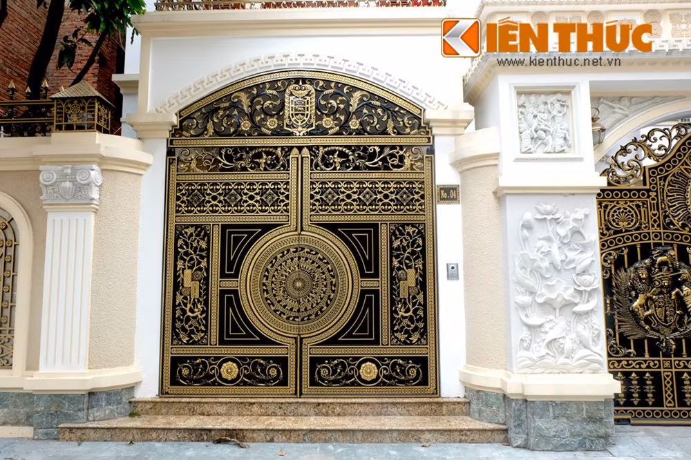 Những chiếc cổng đều được trang trí cầu kỳ với nhiều bức phù điêu đẹp mắt.