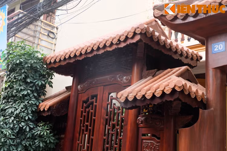 Mái cổng làm bằng ngói mang một nét hoài cổ rất riêng cho ngôi nhà.