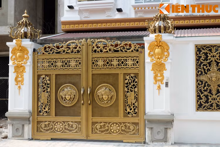 Có chi phí không hề "mềm", loại cổng đúc đồng hoặc hợp kim nhôm được nhiều đại gia Hà Nội ưa chuộng.