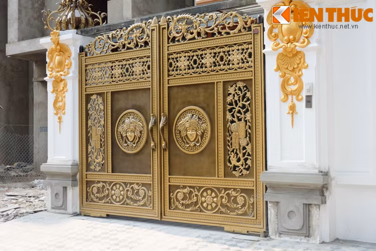 Những chiếc cổng bề thế, họa tiết đẹp mắt như thế này đã phần nào cho thấy độ giàu có, chịu chơi của gia chủ. Chỉ tính riêng chi phí thiết kế cổng đã "ngốn" cả trăm đến vài trăm triệu đồng.