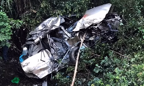 Vụ tàu hỏa tông xe Innova xảy ra lúc 13h45 ngày 24/4 tại Km1102 + 200 đoạn qua xã Phước Thành, huyện Tuy Phước (Bình Định). Trên hành trình từ Bắc vào Nam, tàu TN1 đã húc vào ôtô Innova. Ảnh: Zing.