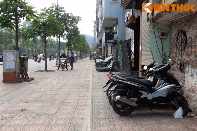 Người dân trên phố Ô Chợ Dừa (Đống Đa, HN) chấp hành nghiêm chỉnh việc xếp dựng xe ngay ngắn sau vạch kẻ quy định